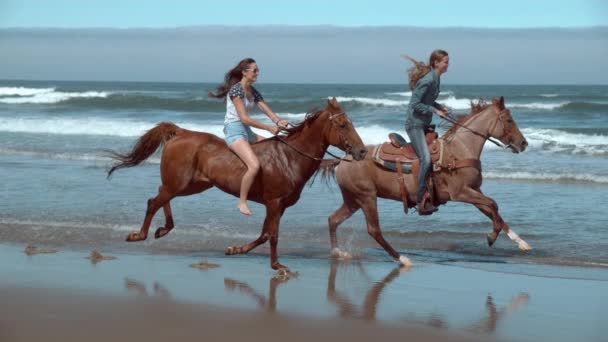 Super Slow Motion Shof Kobiet Jeżdżących Konno Plaży Oregon Zastrzelonych — Wideo stockowe