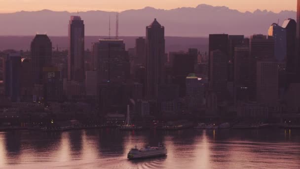 ワシントン州シアトル2017年ごろ 日の出になるとダウンタウンに向かって移動するフェリーの空中ビュー CineflexとRed Epic Heliumで撮影 — ストック動画