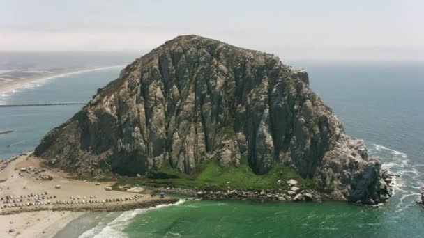 カリフォルニア州 2017年頃 カリフォルニア海岸線に沿ったモローロックの空中ビュー CineflexとRed Epic Heliumで撮影 — ストック動画