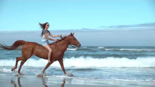 Super Slow Motion Shof Woman Riding Horses Beach Oregon Shot — стоковое видео