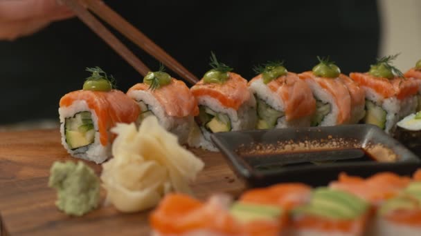 寿司を醤油に漬け込む — ストック動画