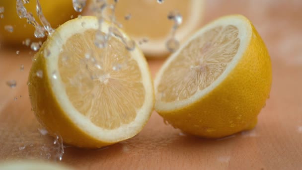 Agua Salpicando Sobre Limones Cámara Súper Lenta Disparada Con Phantom — Vídeos de Stock