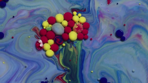 带有蓝色 红色和黄色油漆的油的抽象闭合纹理 — 图库视频影像
