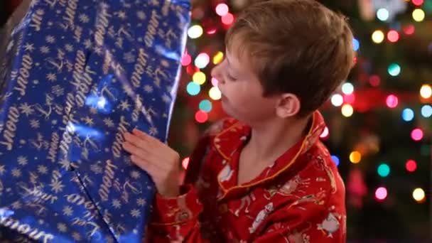 Chico Temblando Mirando Regalo Navidad — Vídeos de Stock