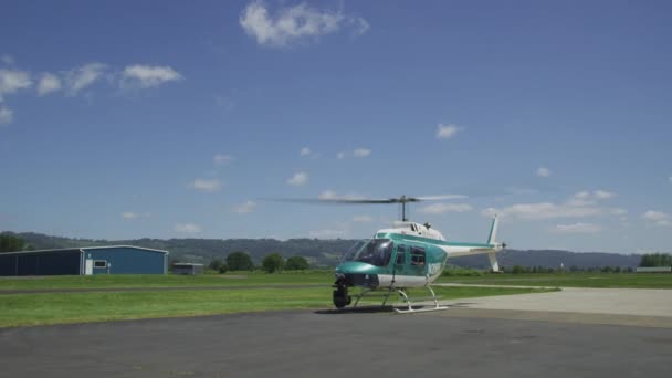 Helikopter Kırsal Havaalanından Kalkıyor Red Epic Ile Çekim — Stok video