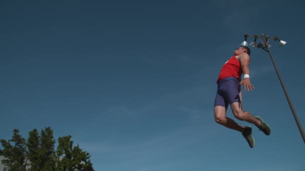 Melacak Atlet Melakukan Lompat Jauh Dalam Gerakan Super Lambat Ditembak — Stok Video