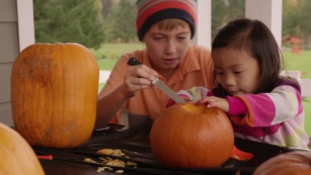 Kinderen Snijden Pompoenen Voor Halloween — Stockvideo