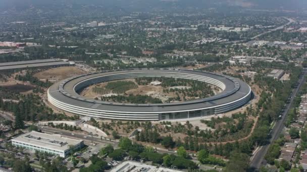 カリフォルニア州クパチーノ 2017年頃 Apple Inc の新しい本社であるApple Parkの空中ビューは 宇宙船 と呼ばれています CineflexとRed Epic — ストック動画