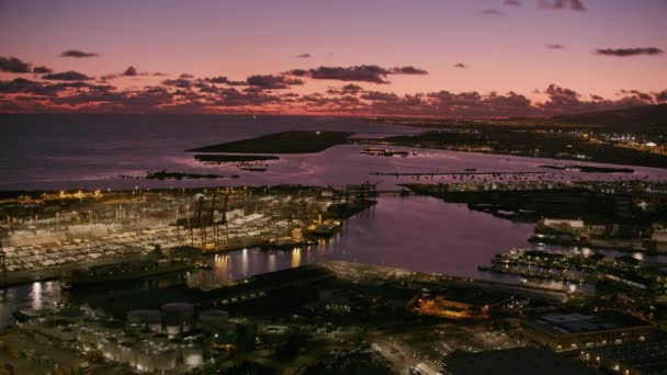 ホノルル オアフ島 ハワイ2018年頃 夕暮れ時のホノルル港の空中ビュー CineflexとRed Epic Heliumで撮影 — ストック動画