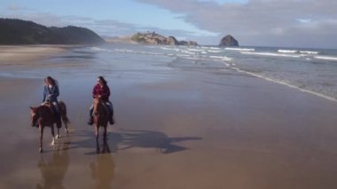 Kumsalda ata binen kadınların hava manzarası.