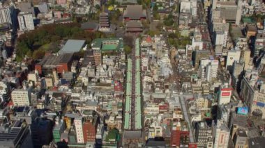 Tokyo, Japonya 2018 dolaylarında. Nakamise Alışveriş Sokağı 'nın ve Tokyo' daki Sensoji Tapınağı 'nın havadan görüntüsü. Kırmızı kamerayla helikopterden çekilmiş..