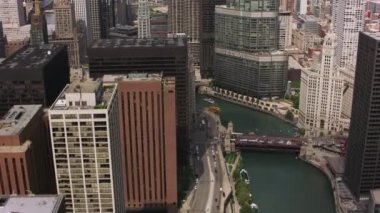 Chicago, Illinois dolaylarında 2017, Chicago şehir merkezi ve Chicago Nehri 'nin gündüz hava görüntüleri. Cineflex ve RED Epic-W Helyum ile çekilmiştir..