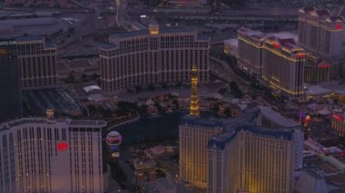 Las Vegas, Nevada 2017 dolaylarında, alacakaranlıkta Las Vegas Bulvarı 'nın havadan görünüşü. Cineflex ve RED Epic-W Helyum ile çekilmiştir..