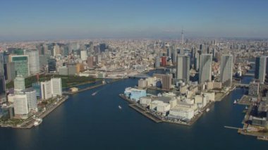 Tokyo, Japonya 2018 dolaylarında. Tokyo Körfezi 'nden Sumida Nehri' ne uçuyor. Kırmızı kamerayla helikopterden çekilmiş..