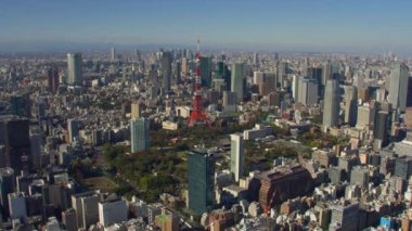 Tokyo, Japonya 2018 dolaylarında. Tokyo Kulesi 'nin havadan görüntüsü. Kırmızı kamerayla helikopterden çekilmiş..