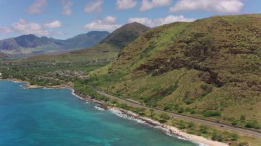 Oahu, Hawaii 2018 dolaylarında. Makaha Vadisi 'nin havadan görüntüsü. Cineflex ve RED Epic-W Helyum ile çekilmiştir..