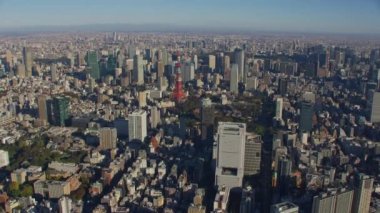 Tokyo, Japonya 2018 dolaylarında. Tokyo ve Tokyo Kulesi üzerinde uçuyor. Kırmızı kamerayla helikopterden çekilmiş..
