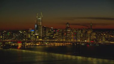 San Francisco, California - 2017 dolaylarında: Bay Köprüsü 'nün ve şehrin alacakaranlıktaki hava manzarası