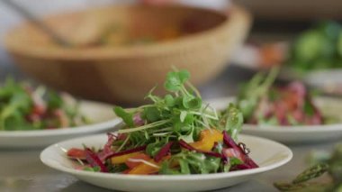 Tabaktaki taze salatayı yakından çek.