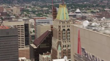 Baltimore, Maryland 2017 dolaylarında, Amerikan Bankası Binası 'nın havadan görünüşü ve Baltimore şehir merkezindeki Schaefer kulesi. Cineflex ve RED Epic-W Helyum ile çekilmiştir..