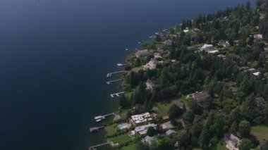 Seattle, Washington 2018 dolaylarında. Washington Gölü boyunca evler. Helikopterden Cineflex gimbal ve RED Epic-W kamerasıyla çekildi..