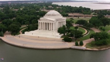 Washington, D.C. 2017 dolaylarında, Jefferson Memorial 'ın yanından geç. Cineflex ve RED Epic-W Helyum ile çekilmiştir..
