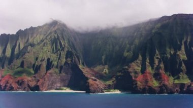 Kauai, Hawaii 2018 dolaylarında, Kauai 'nin güzel N' Pali Sahili 'nin havadan görünüşü. Cineflex ve RED Epic-W Helyum ile çekilmiştir..