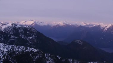 British Columbia, Kanada 2018 dolaylarında. Karla kaplı dağ sırasının havadan görünüşü. Helikopterden Cineflex gimbal ve RED Epic-W kamerasıyla çekildi..