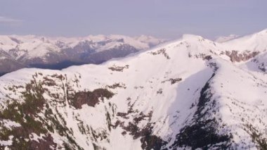 British Columbia, Kanada 2018 dolaylarında. Karla kaplı dağ sırasının havadan görünüşü. Helikopterden Cineflex gimbal ve RED Epic-W kamerasıyla çekildi..