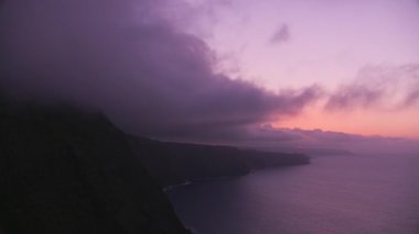 Molokai, Hawaii 2018 dolaylarında. Molokai sahilinde güzel bir gün batımı. Cineflex ve RED Epic-W Helyum ile çekilmiştir..