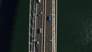 Tokyo, Japonya 2018 dolaylarında. Doğrudan Gökkuşağı Köprüsü 'nün üzerinden uçuyor. Kırmızı kamerayla helikopterden çekilmiş..