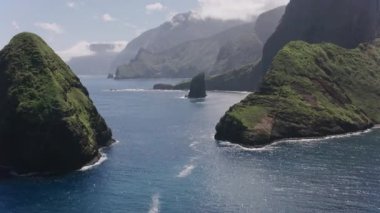 Molokai, Hawaii 2018 dolaylarında. Molokai kıyısındaki kayaların havadan görünüşü. Cineflex ve RED Epic-W Helyum ile çekilmiştir..
