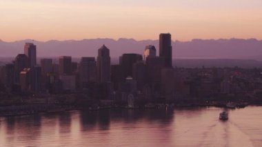 Seattle, Washington 2017 dolaylarında feribot ve Seattle 'ın gündoğumunda ufuk çizgisi görünüyor. Cineflex ve RED Epic-W Helyum ile çekilmiştir..