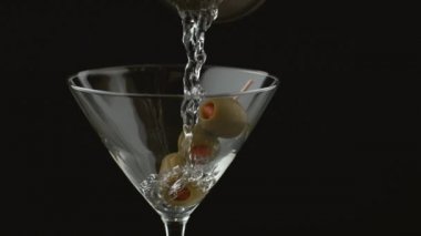 Martini dolduruyorum, ağır çekimde.