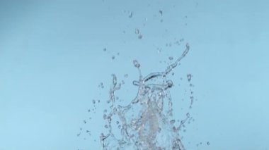 Su yavaş çekimde sıçrıyor, Fantom Flex 4K ile saniyede 1000 kare hızla çekiliyor.