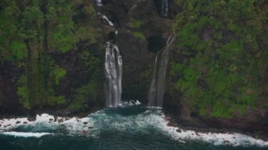 Maui, Hawaii 2018 dolaylarında. Maui kıyı şeridi boyunca şelalelerin havadan görünüşü. Cineflex ve RED Epic-W Helyum ile çekilmiştir..