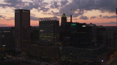 Baltimore, Maryland. 2017 dolaylarında. Gün batımında Baltimore şehir merkezinin havadan görüntüsü. Cineflex ve RED Epic-W Helyum ile çekilmiştir..