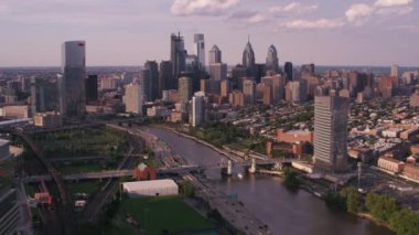 Philadelphia, Pennsylvania 2017 dolaylarında, Philadelphia şehir merkezinin havadan görünüşü ve Schuylkill Nehri ön planda. Cineflex ve RED Epic-W Helyum ile çekilmiştir..