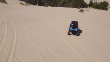 Kum tepelerinde uçan ATV 'nin görüntüsü, Oregon