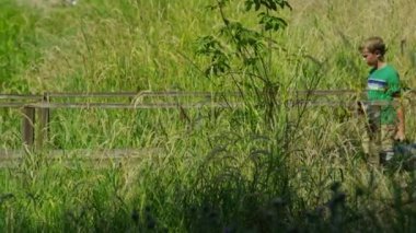 Genç çocuklar köprüden balık tutma deliğine yürür.