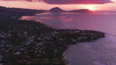 Honolulu, Oahu, Hawaii 2018 dolaylarında Koko Krateri 'yle birlikte güneş batarken Maunalua Körfezi' nin havadan görünüşü. Cineflex ve RED Epic-W Helyum ile çekilmiştir..