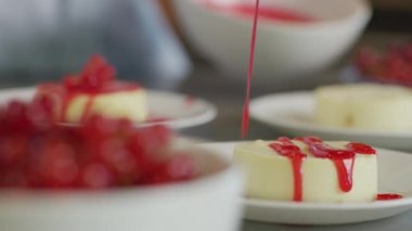 Cheesecake böğürtlen sosuyla kaplıdır.