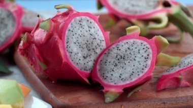 Su Ejder Meyvesi 'ne dökülüyor, ağır çekim, Fantom Flex 4K' de çekiliyor.