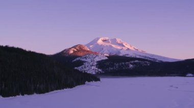 Oregon, 2018 dolaylarında Güney Kardeş Dağı manzaralı Sparks Gölü üzerinde uçuyordu. Helikopterden Cineflex gimbal ve RED Epic-W kamerasıyla çekildi..