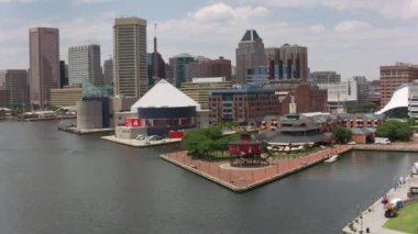 Baltimore, Maryland 2017 dolaylarında Baltimore 'un iç liman rıhtımlarının havadan görünüşü. Cineflex ve RED Epic-W Helyum ile çekilmiştir..