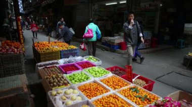 Guangzhou, Çin - 9 Aralık 2013: Guangzhou 'da insanlar sokak pazarında yürüyor