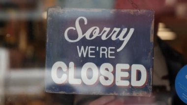 Kahve dükkanının penceresinde açık tabela