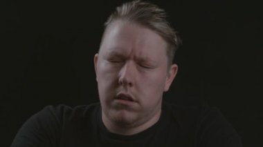 Adamın yüzü rüzgarda savruluyor; Fantom Flex 4K 'de 1000 fps hızla çekiliyor.