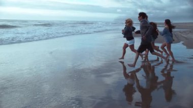 Phantom Flex 4K ile sahile koşan bir grup arkadaşın süper yavaş çekim sahnesi.