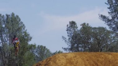 Motocross binici büyüyecek atlama, yavaş hareket
